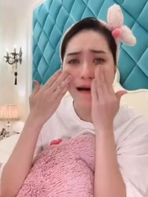 Đoàn Di Băng vừa khóc vừa kể về tuổi thơ cơ cực, thường xuyên bị mẹ đánh, thậm chí vì nhà quá nghèo mà phải mang cô cho người ta nuôi.