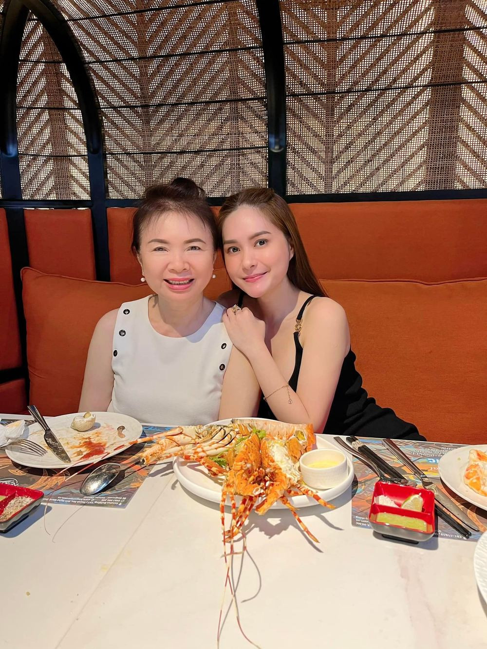 Mẹ tôi thì cũng bận, không có thời gian rảnh nên cộc tính. Trong suy nghĩ của chúng tôi về mẹ lúc đó là bà rất dữ. Ba thì không bao giờ đánh nhưng mẹ thì thường xuyên luôn. Tôi nói thật, mẹ mà sống vào thời bây giờ thì sẽ thường xuyên bị xã hội lên án. Nhưng mà hồi xưa ấy, tôi thấy chuyện bị ba mẹ đánh nó bình thường lắm, họ thương thì họ mới làm vậy. Trong gia đình 4 chị em, tôi và em út là đứa bị đòn nhiều nhất, bà quất từ trên đầu quất xuống." Đoàn Di Băng nói thêm.