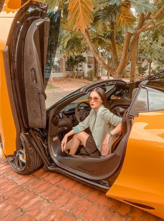 Ngoài ra, còn một điều lớn nhất mà bố mẹ làm được cho tụi con là PHÚC ĐỨC. Người ta nói cha mẹ ăn ở hiền lành để đức cho con. Phải nói ba mẹ đã để dư đức cho tụi con luôn. Dễ gì mà một nhà cả 4 đứa đều thành công, sung túc, hạnh phúc như vậy. Tất cả là phúc đức ba mẹ để lại hết. Không có phúc đức của ba mẹ chưa chắc tụi con được như vậy, chị em con đâu có giỏi giang gì, đâu có được học hành đàng hoàng. Bởi vậy mẹ đừng bao giờ cảm thấy day dứt điều gì trong quá khứ. Chị em con giờ chỉ mong ba mẹ được hưởng thụ, đi ăn uống, du lịch, thích làm gì thì làm, sống vui vẻ, sống thọ". Nữ đại gia quận 7 chia sẻ thêm.