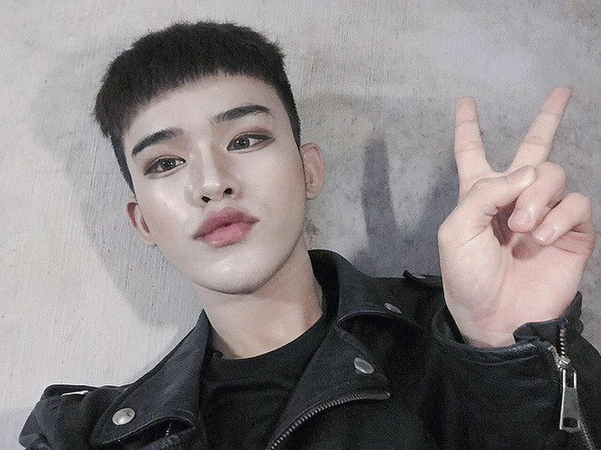 Trần Đức Bo được biết đến như một hiện tượng mạng với những clip ỏng ẹo hài hước, những sản phẩm mang tính "giải trí" này thường nhận về hàng triệu lượt xem trên mạng xã hội.