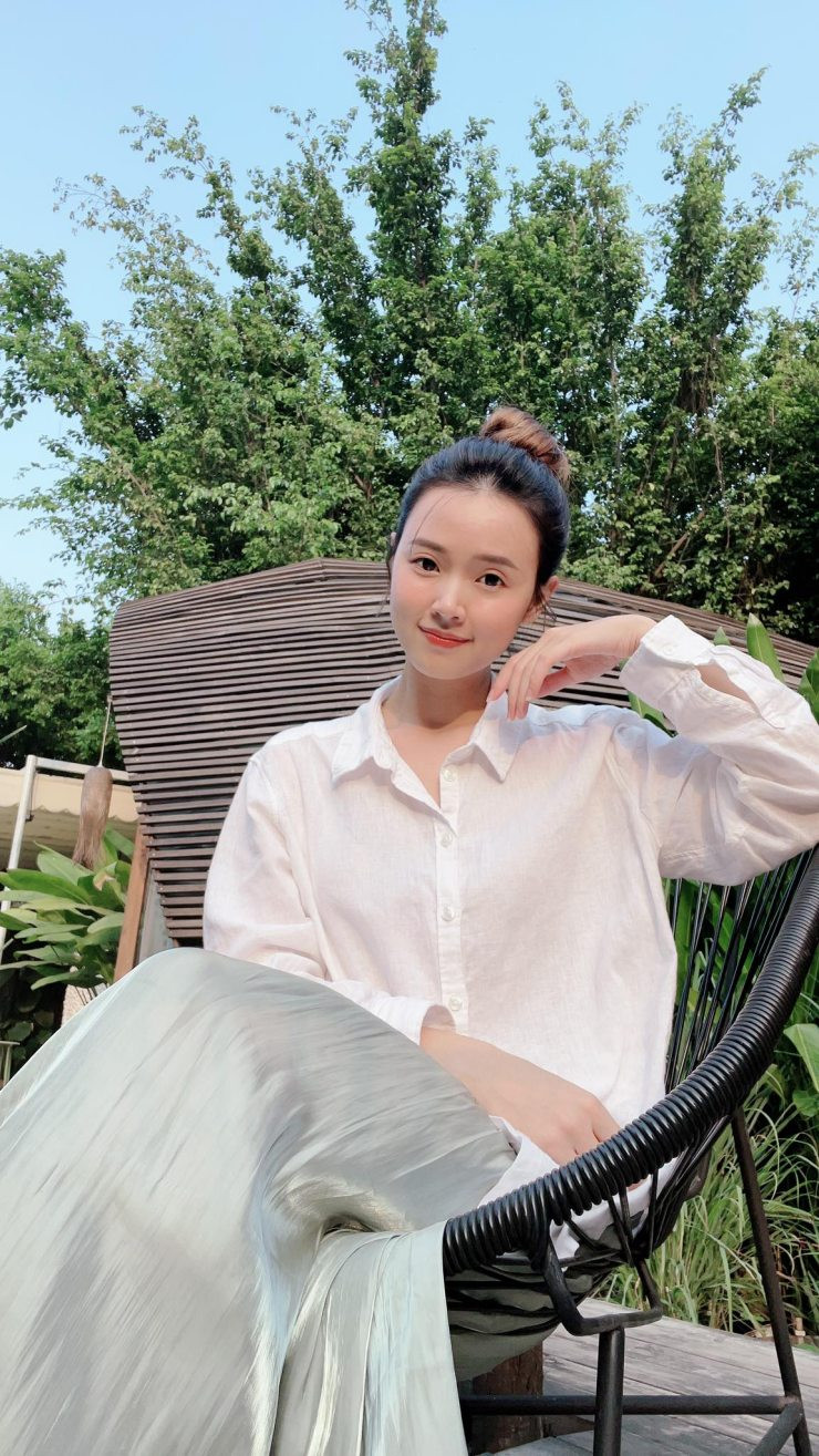 Nếu như ngày thường khi đứng lớp, hot girl Midu thường xuyên chọn nhưng bộ trang phục kín đáo thì cuối tuần hay những dịp nghỉ, cô nàng như một con người khác với những bộ cánh hở táo bạo.