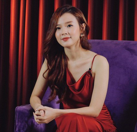 Khi thì hot girl 8X này lại quyến rũ trong chiếc váy đầm 2 dây khoe làn da trắng cùng lưng trần hoàn hảo.