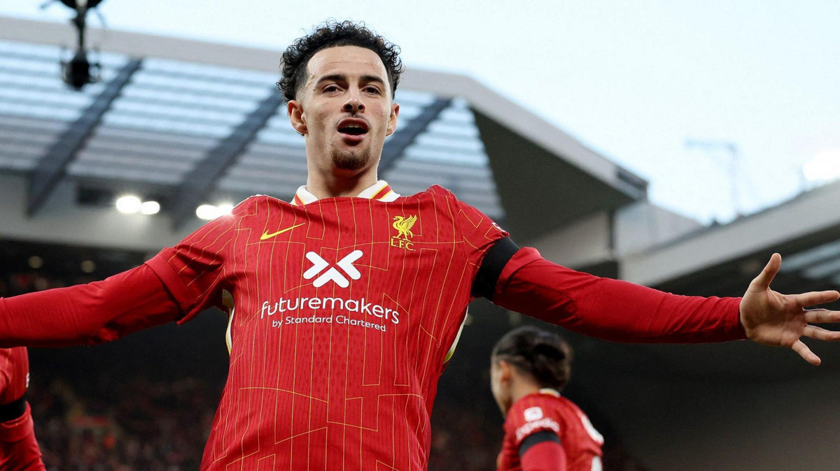 Màn trình diễn xuất sắc trong màu áo đội trẻ giúp Curtis Jones có được cơ hội ra mắt đội một Liverpool từ rất sớm.