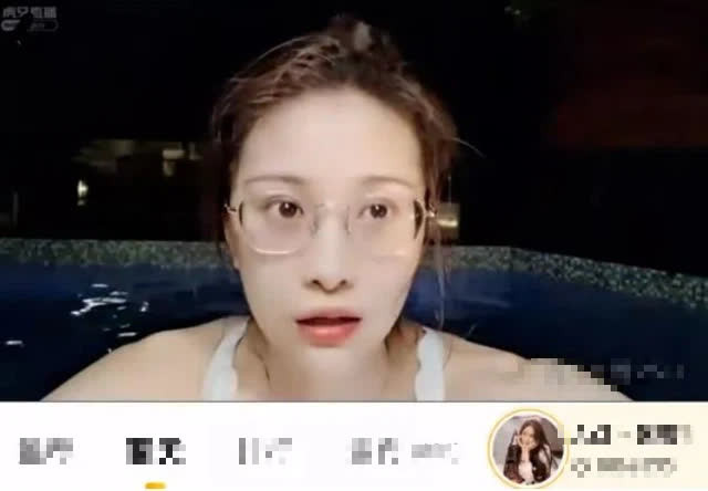 Sự việc diễn ra nhanh đến mức YingYing không kịp phản ứng. Phải đến khi phần bình luận của người xem trở nên hỗn loạn, cô mới nhìn sang và hiểu chuyện gì đang xảy ra – nhưng khi ấy, kênh của cô đã bị khóa sóng.