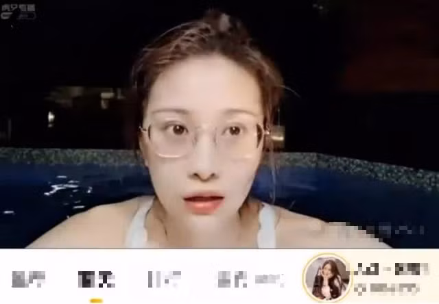 Sự việc diễn ra nhanh đến mức YingYing không kịp phản ứng. Phải đến khi phần bình luận của người xem trở nên hỗn loạn, cô mới nhìn sang và hiểu chuyện gì đang xảy ra – nhưng khi ấy, kênh của cô đã bị khóa sóng.