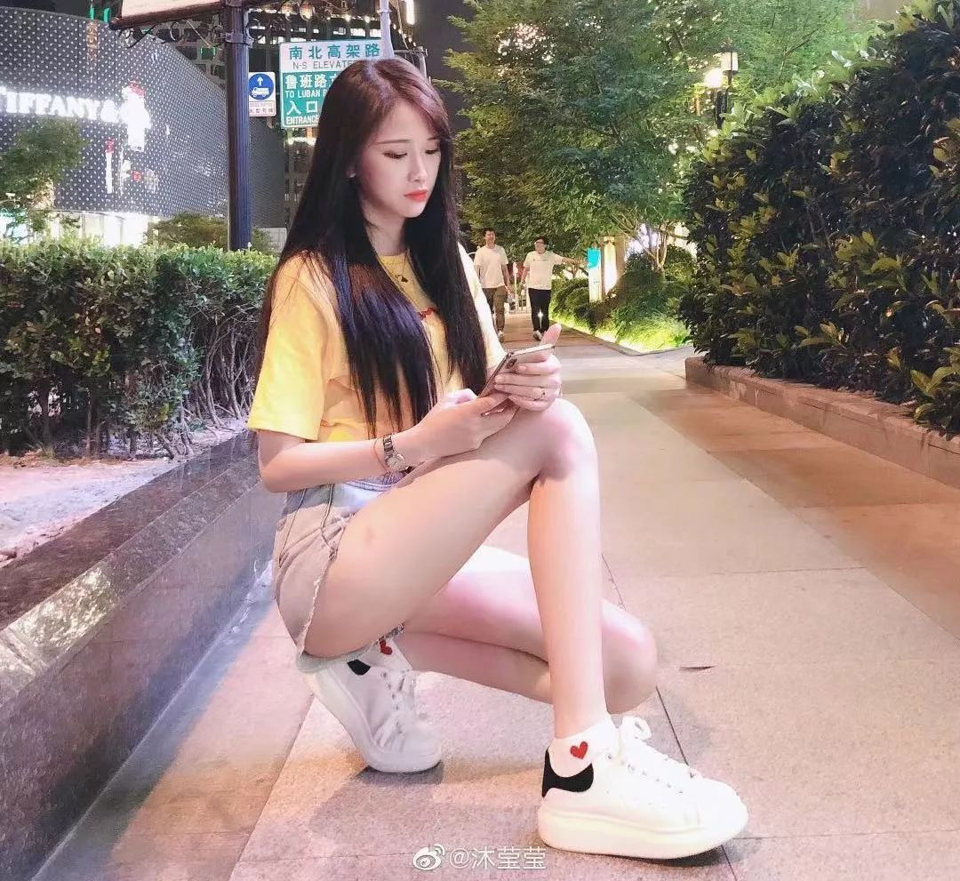 Buổi phát sóng định mệnh đó diễn ra vào buổi tối trong chuyến du lịch cùng bạn bè của YingYing. Cô quyết định mở livestream tại hồ bơi khách sạn, vừa thư giãn vừa trò chuyện cùng người hâm mộ, chia sẻ về hành trình cũng như những trải nghiệm đáng nhớ trong chuyến đi.