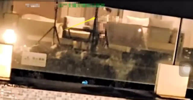 Hình ảnh người đàn ông bất ngờ xuất hiện tại bể bơi trong trạng thái nhạy cảm khiến nữ streamer bị cấm sóng.