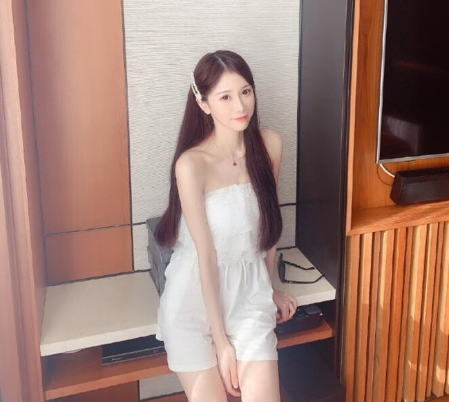 Không chỉ sở hữu ngoại hình nổi bật, nữ streamer còn gây thiện cảm bởi tính cách cởi mở, thân thiện, góp phần xây dựng một cộng đồng người hâm mộ đông đảo và gắn bó.