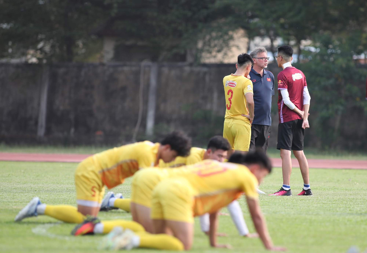 HLV U22 Viet Nam “quay lung” voi bao chi truoc SEA Games 32-Hinh-2