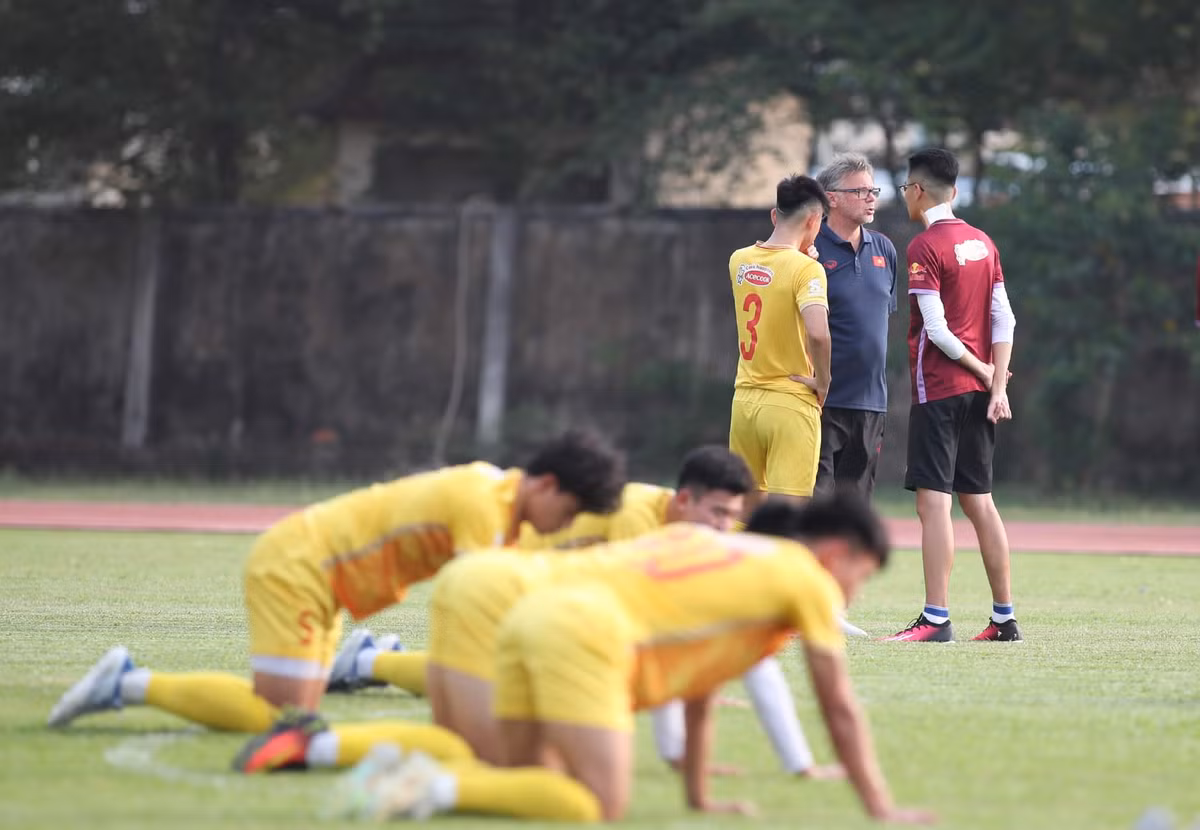 HLV U22 Viet Nam “quay lung” voi bao chi truoc SEA Games 32-Hinh-2
