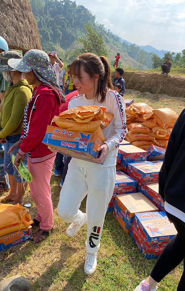 Tuy nhiên, khác với mọi lần thay vì tự đăng ảnh trên trang cá nhân, bạn gái cầu thủ Quang Hải lại được một người bạn tag trong bài viết.