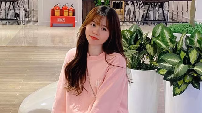 Xuất hiện trong ảnh, Huỳnh Anh diện nguyên bộ đồ thể thao trắng và buộc tóc cao đơn giản thay vì make up "lồng lộn" như mọi khi.