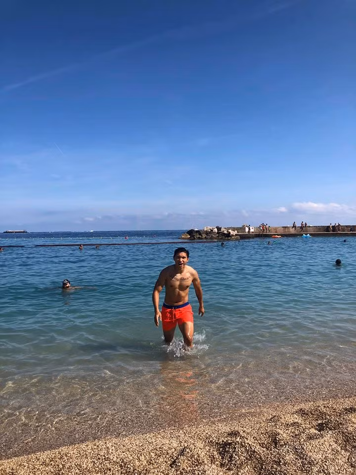 Dòng chữ "Dream Chaser" (tạm dịch: kẻ theo đuổi giấc mơ) trước ngực cũng chính là biệt danh của hậu vệ Đoàn Văn Hậu.