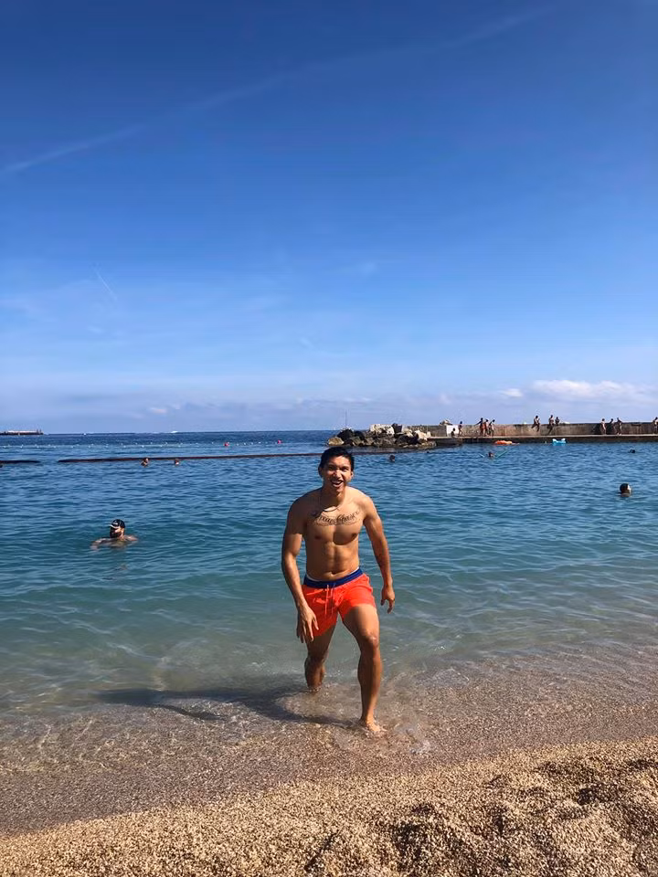 Trong những bức ảnh ở Monaco của cầu thủ Đoàn Văn Hậu, nhiều fan thích thú khi lần đầu tiên nhìn thấy hình xăm ở ngực của hậu vệ 9X.