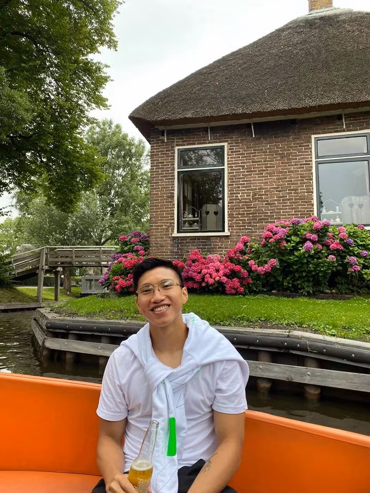 Văn Hậu sẽ trở về Việt Nam trên chuyến bay mang số hiệu VN18 được khởi hành lúc 14h ngày 1/8 (giờ địa phương) từ Paris (Pháp). Chuyến bay này cũng chở 275 công dân Việt Nam khác, sẽ hạ cánh ở sân bay Vân Đồn (Quảng Ninh) lúc 6h35 ngày 2/8 (giờ Việt Nam).