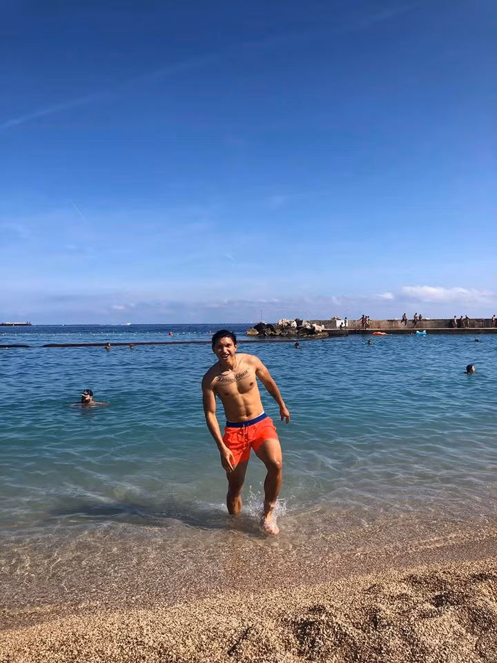 Ngày 26/7, Đoàn Văn Hậu chia sẻ hình ảnh trong chuyến du lịch tại biển Monte Carlo (Monaco). Cầu thủ sinh năm 1999 tạo dáng thoải mái và nở nụ cười tươi.