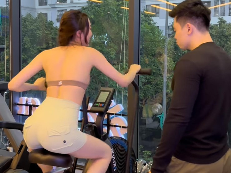 Sau khi clip của Hằng Habi được đăng tải, nhiều người phải trầm trồ. Dù không quay mặt nhưng làn da trắng vào body đâu ra đấy của cô nàng cũng khiến ai cũng gật gù.
