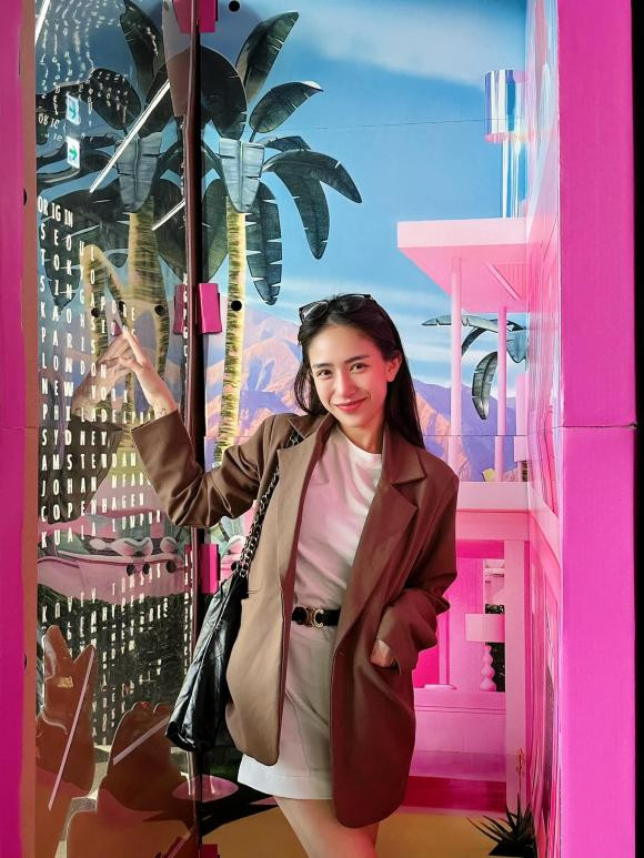 Joyce Phạm rất sành điệu, chỉn chu mỗi lần lên đồ đi du lịch. Nhìn cô nàng chẳng giống bà mẹ hai con chút nào.