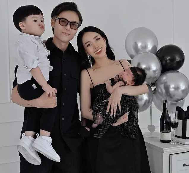 Từ khi sinh ra, hai cháu ngoại Minh Nhựa đã "ở vạch đích" khi có ông ngoại giàu có, bố mẹ đều thuộc hàng "rich kid" nên các bé được tận hưởng những dịch vụ tốt nhất, ở nhà lầu, đi xe sang.