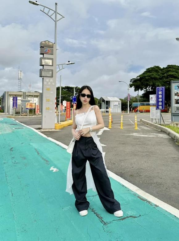 Cô nàng liên tục chia sẻ những bức ảnh thời trang cực ngầu trên trang nhân.