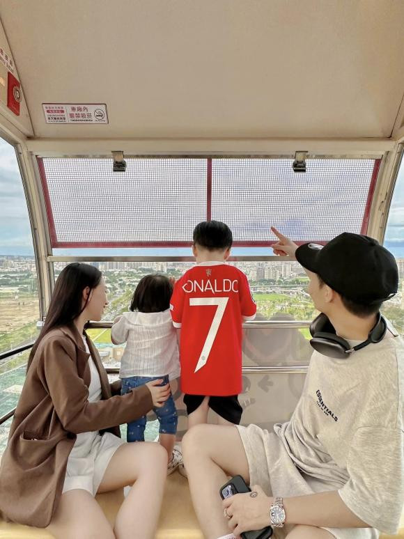 Hai cháu ngoại Minh Nhựa giờ đã lớn thế này.