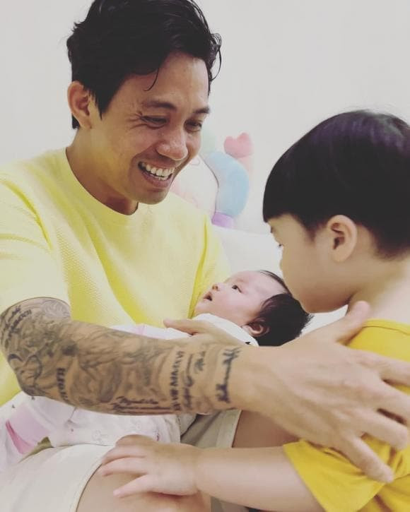 Đại gia Minh Nhựa có tiếng trong giới chơi siêu xe ở Sài Thành. Con gái đầu của vị đại gia này là Joyce Phạm.