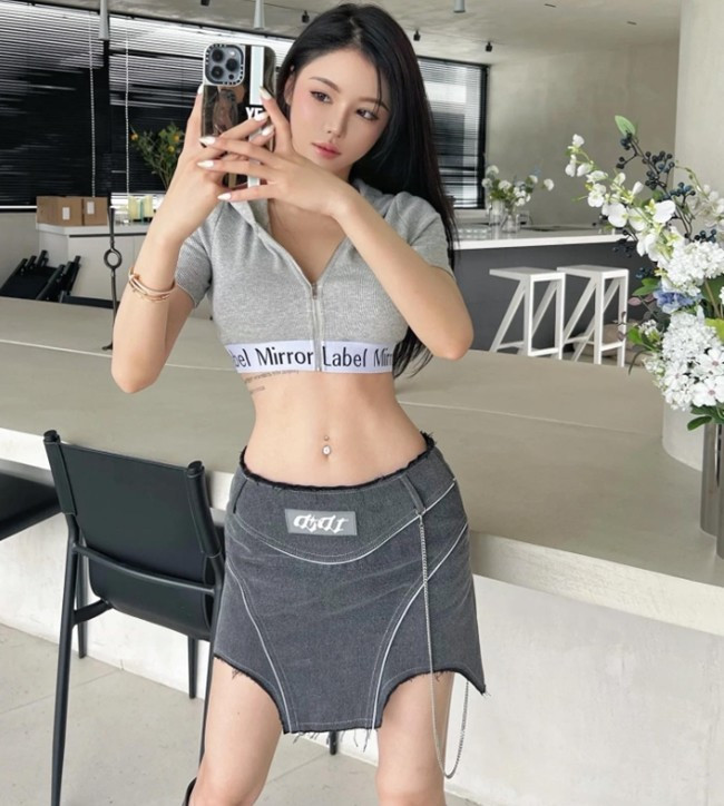 Đặc biệt, Xiao Xin có vòng eo siêu nhỏ, chỉ cỡ 57-58cm.