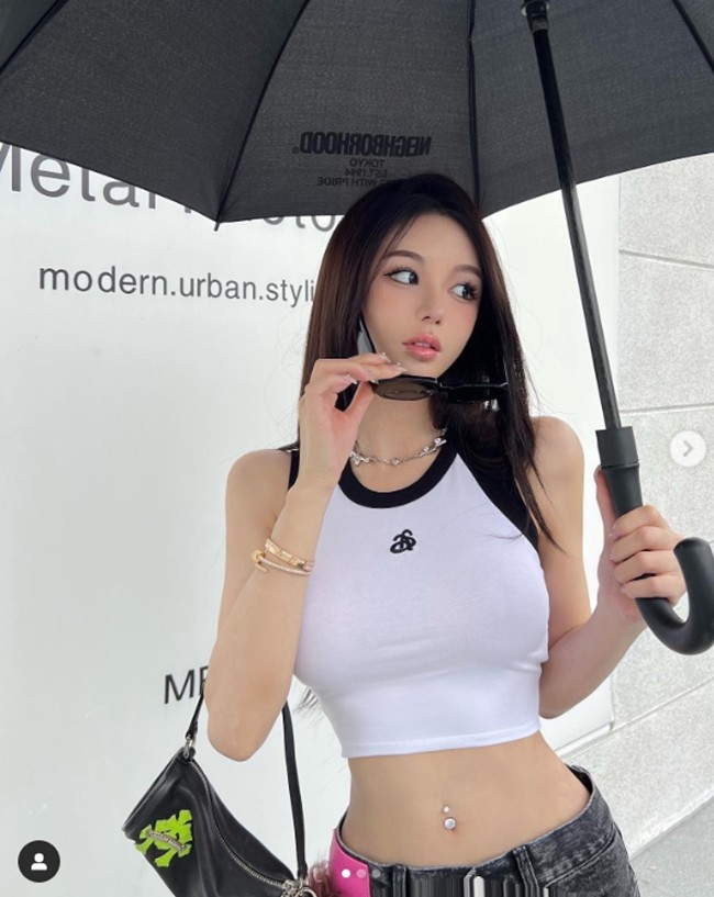 Vòng eo chỉ hơn gang tay này kết hợp cùng vòng 1 và vòng 3 đầy đặn tạo nên tỷ lệ cơ thể khiến Xiao Xin trở thành nữ thần trong mắt nhiều fan hâm mộ.