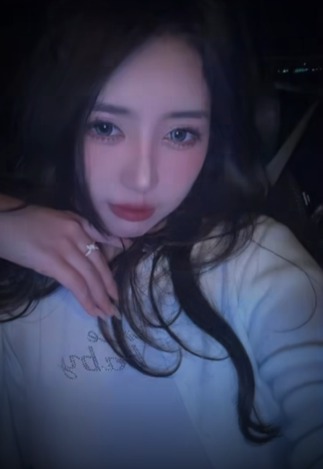 Ngoài content vui nhộn hút view, cô nàng sinh năm 2004 này còn sở hữu visual xinh xắn, là một điểm cộng khiến netizen chú ý nhiều hơn.