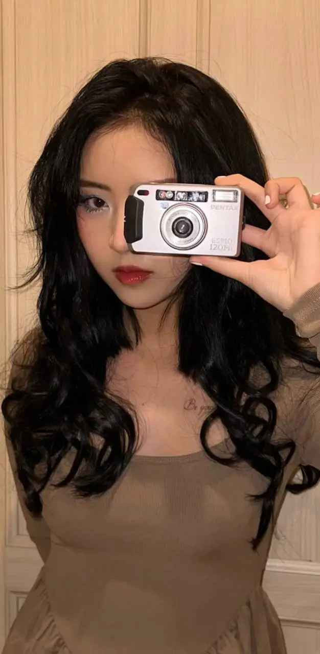 Thời điểm Babixoxo công khai tuổi thật cũng khiến nhiều người bất ngờ, vì trông cô nàng có nét trưởng thành hơn độ tuổi của mình: "Sinh năm 2004 mà có nhà có xe rồi cơ á, giỏi quá", "Bất ngờ trước tuổi của bạn này, nhưng mà xinh và đáng yêu, nét nào cũng đẹp",...