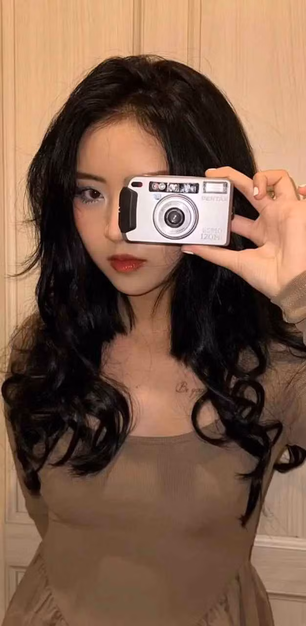 Thời điểm Babixoxo công khai tuổi thật cũng khiến nhiều người bất ngờ, vì trông cô nàng có nét trưởng thành hơn độ tuổi của mình: "Sinh năm 2004 mà có nhà có xe rồi cơ á, giỏi quá", "Bất ngờ trước tuổi của bạn này, nhưng mà xinh và đáng yêu, nét nào cũng đẹp",...