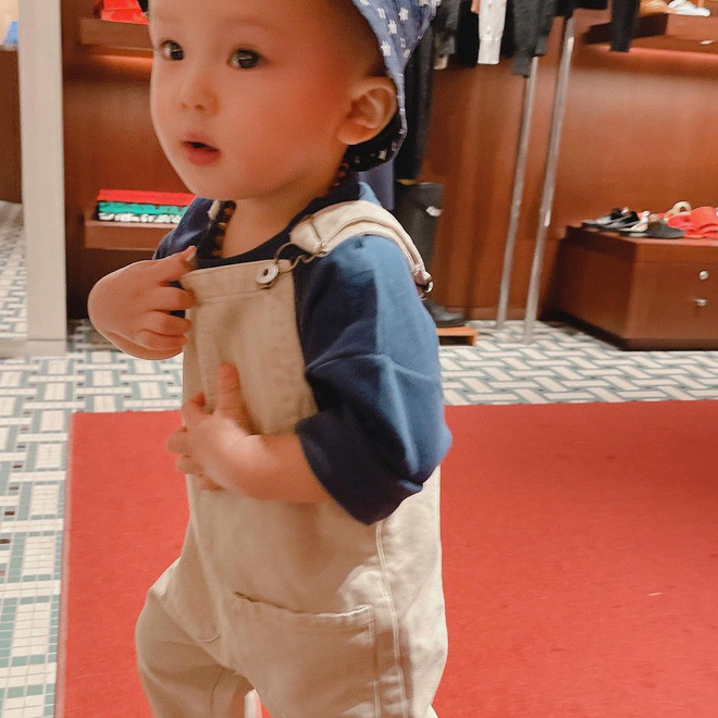 Đáng chú ý, kèm theo loạt ảnh trên là caption bật mí về bộ đồ mà con trai Duy Mạnh đang mặc: "Hôm nay con được đi chơi 1 chút ạ. Diện bộ quần áo thầy Park của bố tặng con và con ngắm mình trong gương hoài không chán".