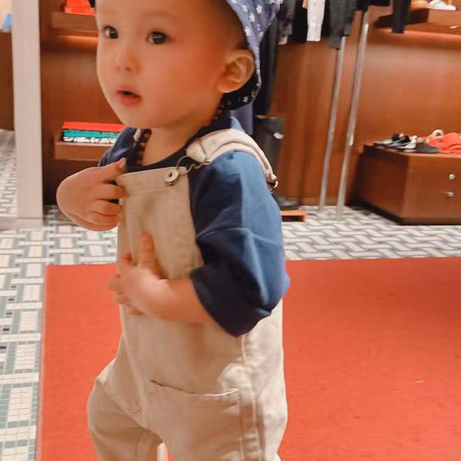 Đáng chú ý, kèm theo loạt ảnh trên là caption bật mí về bộ đồ mà con trai Duy Mạnh đang mặc: "Hôm nay con được đi chơi 1 chút ạ. Diện bộ quần áo thầy Park của bố tặng con và con ngắm mình trong gương hoài không chán".