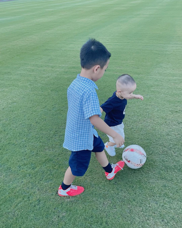 Bé Ú trông vô cùng chững chặc khi bên cạnh anh lớn là con trai của tiền vệ Văn Quyết.