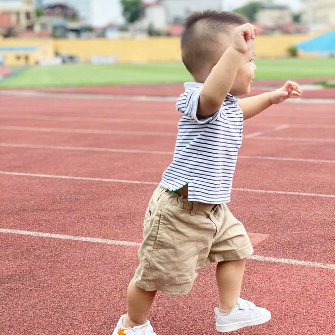 Hoá ra, bộ đồ mà bé Ú diện là quà của HLV Park Hang Seo tặng cho con trai Duy Mạnh.