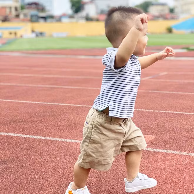 Hoá ra, bộ đồ mà bé Ú diện là quà của HLV Park Hang Seo tặng cho con trai Duy Mạnh.