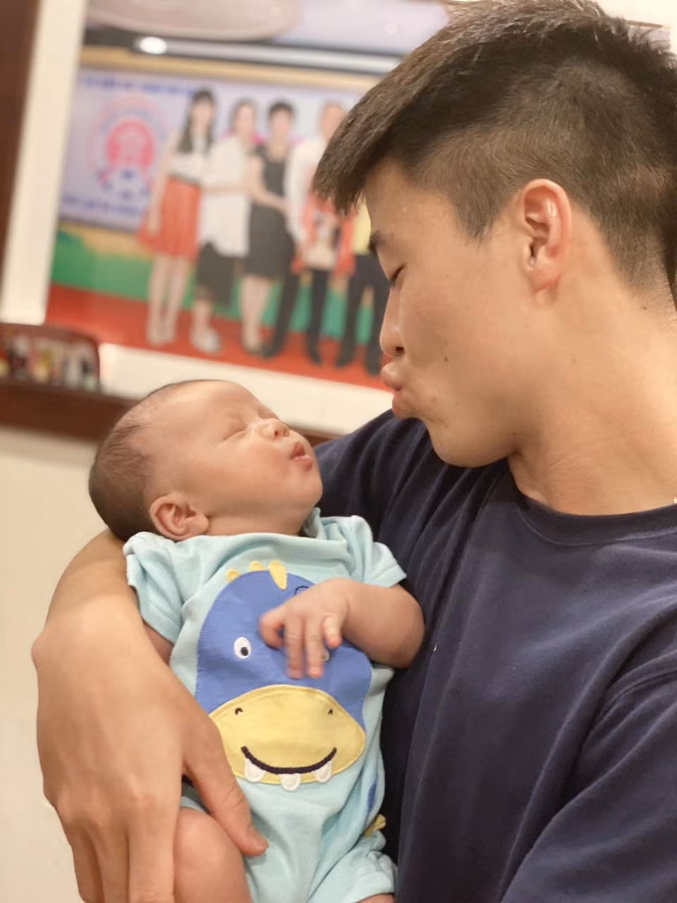 Những hình ảnh vô cùng đáng yêu của Duy Mạnh và bé Ú từng gây bão mạng.