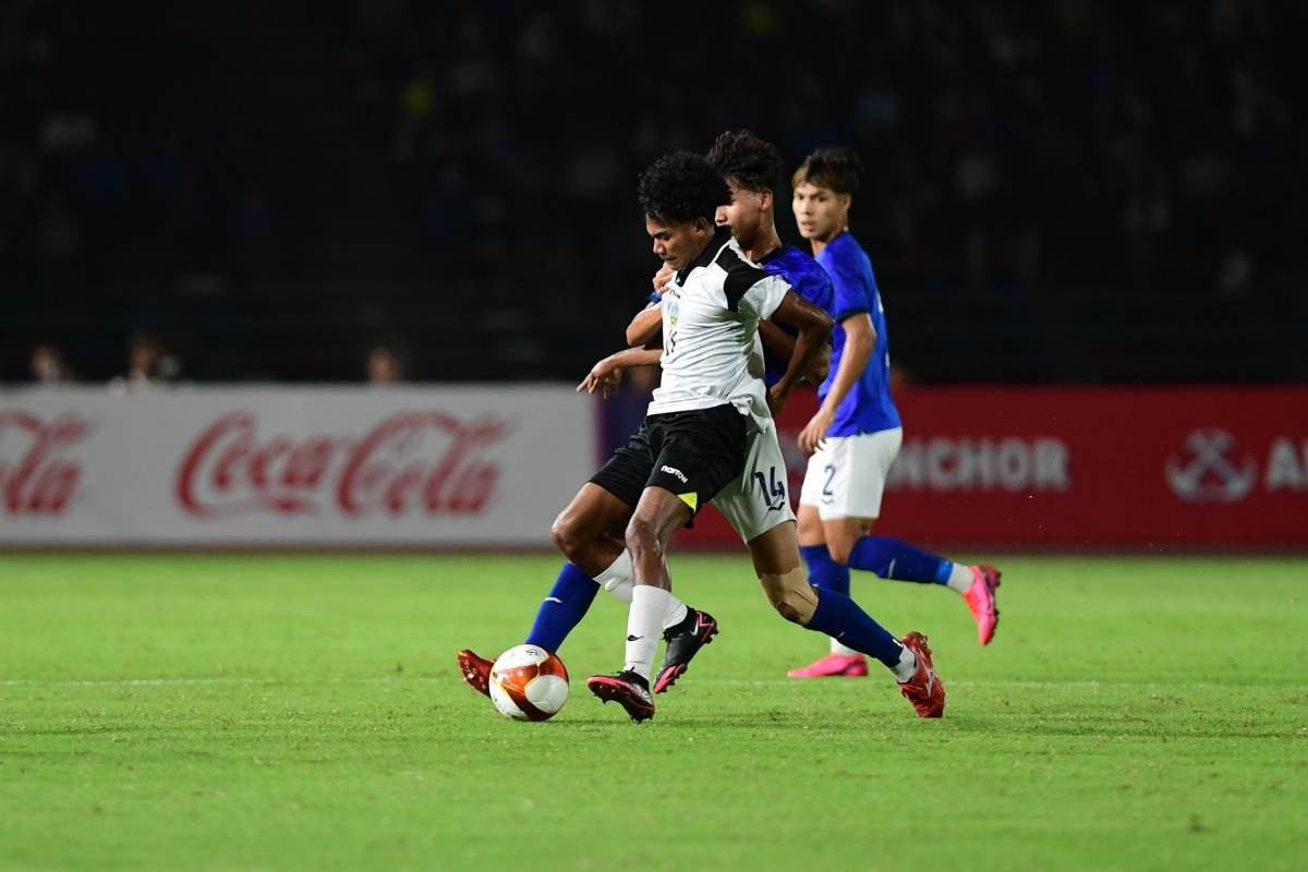 Trước khi hiệp 1 kết thúc, U22 Campuchia có bàn nhân đôi cách biệt. Có bóng từ ngoài vòng cấm, Chou Sinti đi bóng mạnh mẽ trước khi tung ra cú dứt điểm về góc gần hạ gục thủ thành Georgino. Với cú đúp này, cầu thủ số 5 của U22 Campuchia tạm thời vươn lên vị trí dẫn đầu Vua phá lưới SEA Games 32.