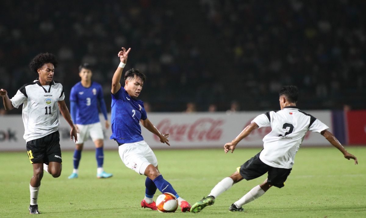 Dù không quá sắc trong khâu tấn công nhưng các cầu thủ trẻ Đông Timor lại vô cùng kỉ luật trong việc phòng ngự và gây khó khăn cho U22 Campuchia. 2/3 thời gian thi đấu của hiệp 1 trôi qua nhưng các học trò HLV Honda vẫn không thể xuyên thủng mảnh lưới của đối thủ bị đánh giá yếu hơn.