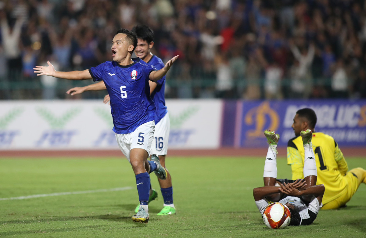 Tưởng chừng 2 đội sẽ rời sân sau 45 phút với tỷ số 0-0 nhưng U22 Campuchia bất ngờ có bàn thắng mở tỷ số. Phút 38, từ tính huống hỗn loạn trước khung thành của Đông Timor, Chou Sinti băng xuống đệm lòng, bóng đập vào chân cầu thủ Đông Timor đổi hướng đi vào khung thành. Đây là bàn thắng khá may mắn cho đội chủ nhà.