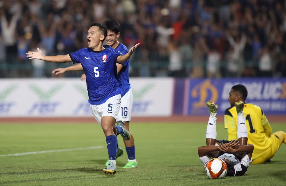 Tưởng chừng 2 đội sẽ rời sân sau 45 phút với tỷ số 0-0 nhưng U22 Campuchia bất ngờ có bàn thắng mở tỷ số. Phút 38, từ tính huống hỗn loạn trước khung thành của Đông Timor, Chou Sinti băng xuống đệm lòng, bóng đập vào chân cầu thủ Đông Timor đổi hướng đi vào khung thành. Đây là bàn thắng khá may mắn cho đội chủ nhà.