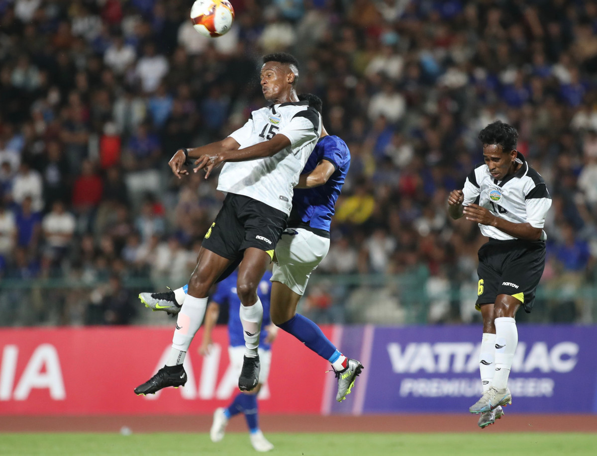 Mải mê tấn công, U22 Campuchia hớ hênh nơi hàng thủ và "vị vua mới của Đông Nam Á" sút phải trả giá. Phút 17, Portela của Đông Timor xử lý khéo léo trước khi dứt điểm nguy hiểm, bóng đi chệch không quá xa khung thành Campuchia.