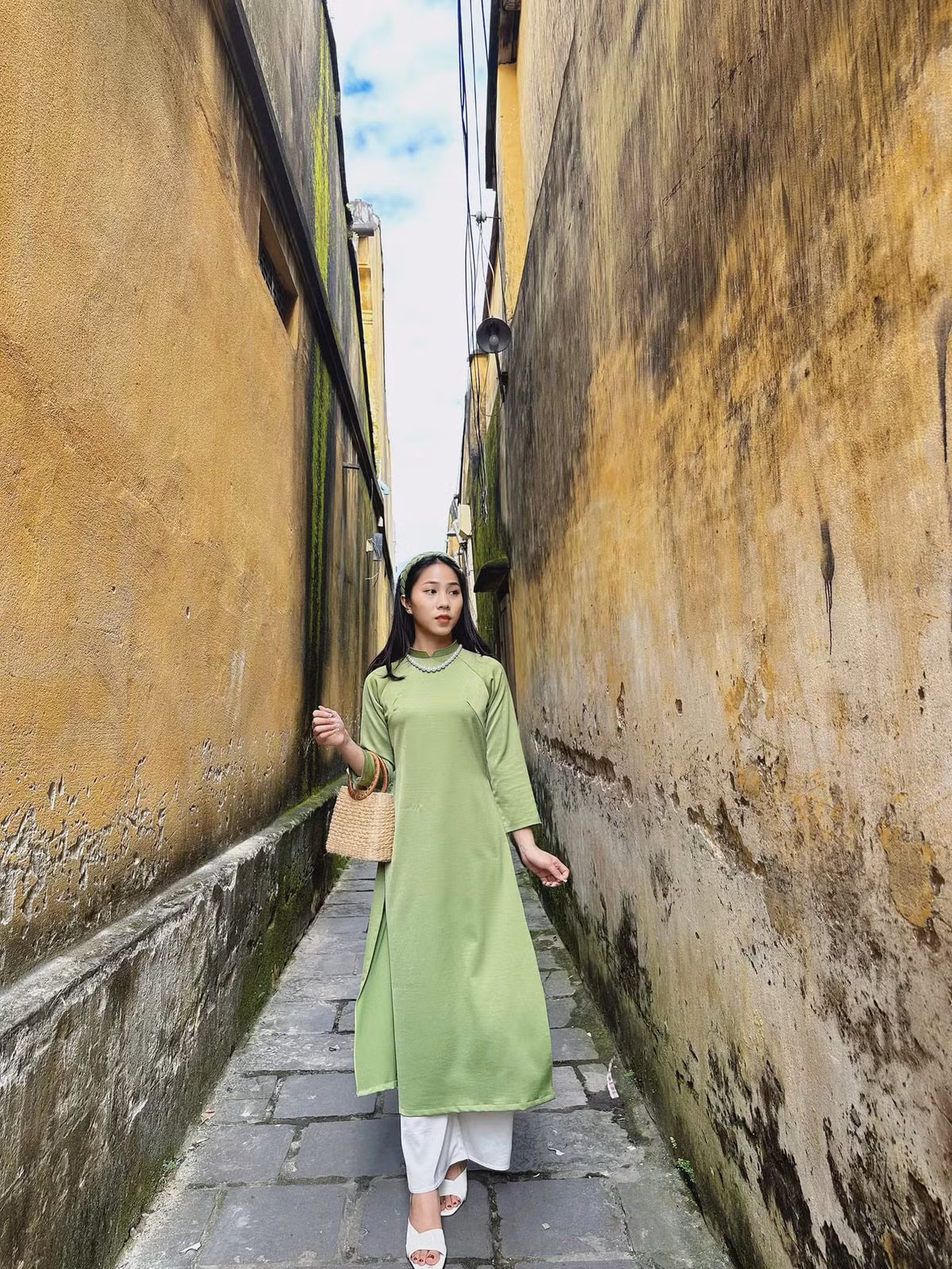 Nhờ vẻ đẹp cùng tài ăn nói, Bảo Trâm thường xuyên được giao nhiệm vụ trả lời giới truyền thông trong các buổi họp báo.