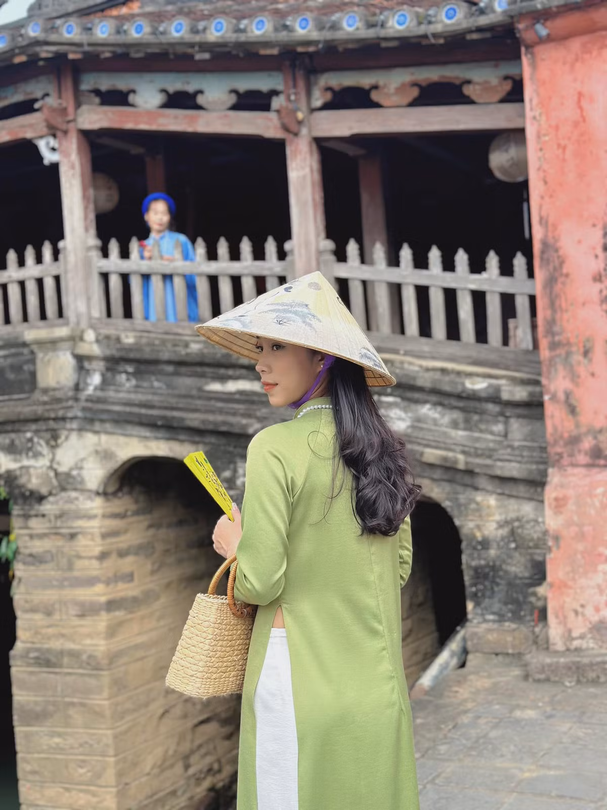 Bên ngoài sân cỏ, Bảo Trâm hóa thân thành một cô gái xinh đẹp với phong cách thời trang hiện đại.