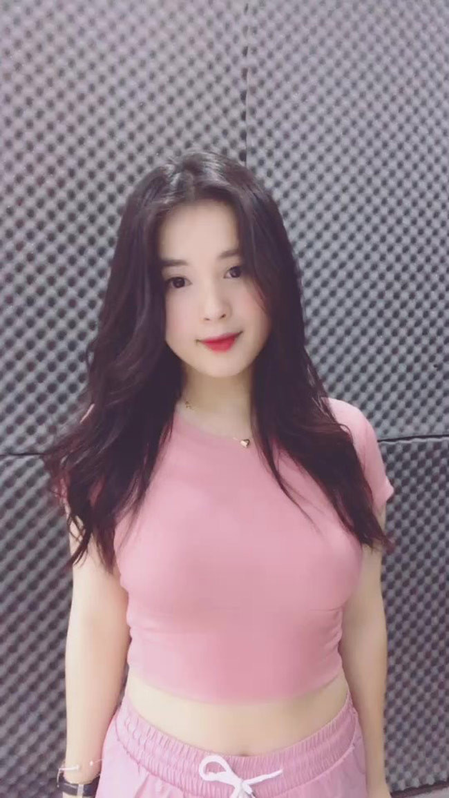 Chưa rõ thực hư chuyện có sở thích lái máy bay là đùa hay thật nhưng sau khi buổi livestream của Thảo Nari kết thúc, cô nàng nhận được vô vàn những "lá đơn" xin ứng tuyển từ các fan trẻ tuổi.