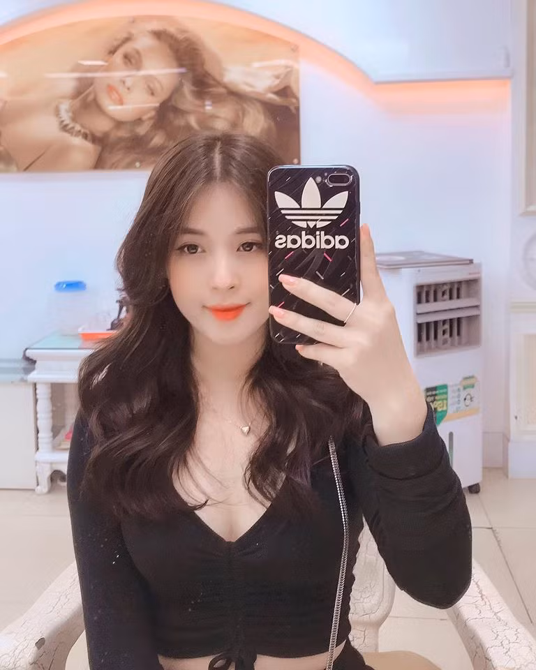 Hot girl dân tộc Tày này từng là diễn viên, mẫu ảnh, kinh doanh online và streamer.