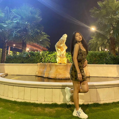 Trong nhiều video và ảnh chụp, con gái nhạc sĩ Lưu Thiên Hương khiến cộng đồng mạng mê mẩn bởi thần thái cuốn hút, rất ra dáng một Hoa hậu tương lai.