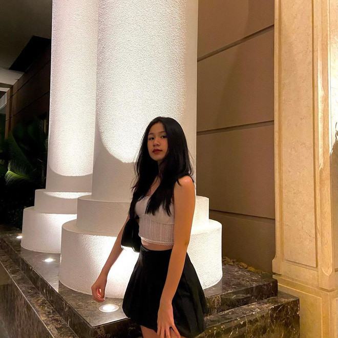 Đây không phải lần đầu tiên Mimi khiến người khác phải xuýt xoa khi diện bikini khoe body căng tràn nhựa sống của mình.