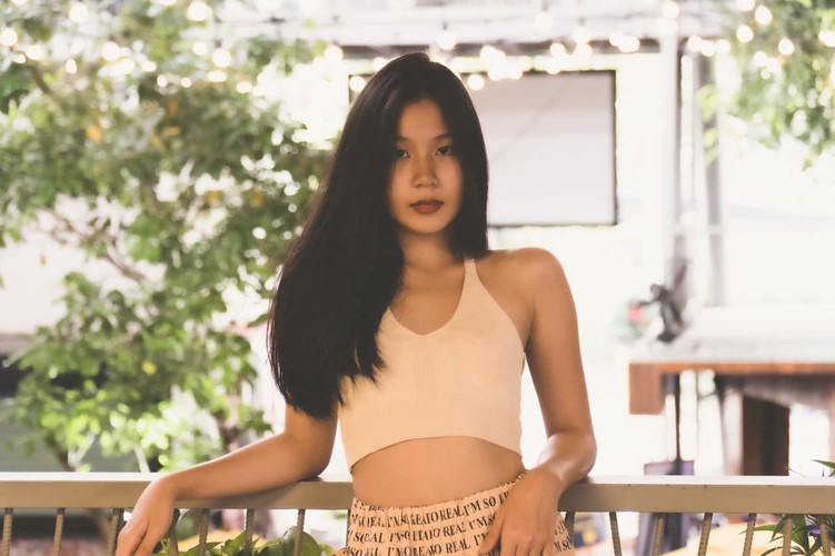 Để theo đuổi ước mơ âm nhạc ngoài việc học văn hoá, Mimi cũng dành phần lớn thời gian để rèn giũa khả năng hát, đánh đàn và học nhảy.