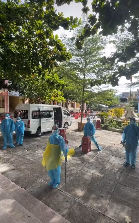 Chỉ còn hơn 1 tuần nữa là đến trung thu. Không khí nhộn nhịp của ngày hội trăng rằm bỗng trở nên đặc biệt khi năm nay, nhiều bệnh nhân sẽ phá cỗ cùng đội ngũ y tế và tình nguyện viên chống dịch.